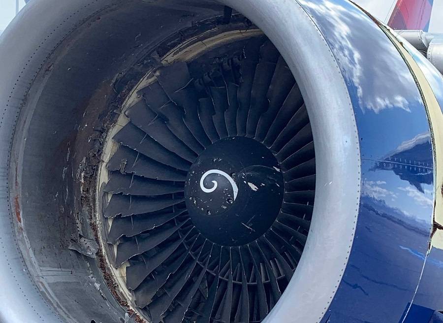 A view of the fan of the left engine. Photo by @brian_schnee via Twitter