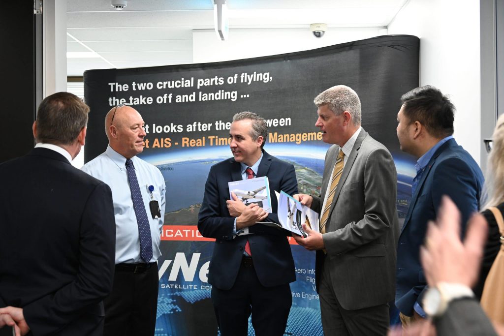 ARCHIVE: SkyNet Aviation impresses Queensland Minister for Innovation the Hon. Stirling Hinchliffe with world-leading flight tracking technology